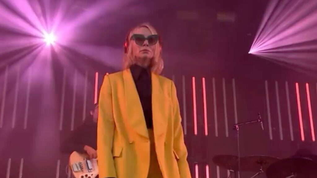 watch-cate-blanchett-join-sparks-onstage-at-glastonbury