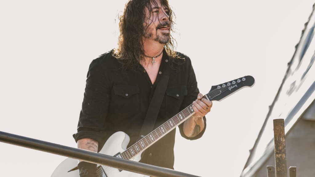 foo-fighters-dedicate-‘everlong’-to-taylor-hawkins-during-surprise-glastonbury-performance