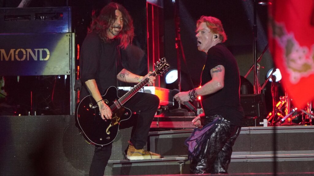 see-dave-grohl-join-guns-n’-roses-at-glastonbury-to-perform-‘paradise-city’