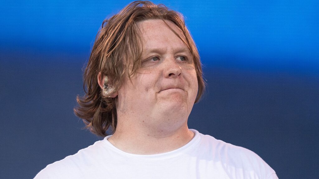 lewis-capaldi-taking-break-from-touring,-struggling-with-tourette’s