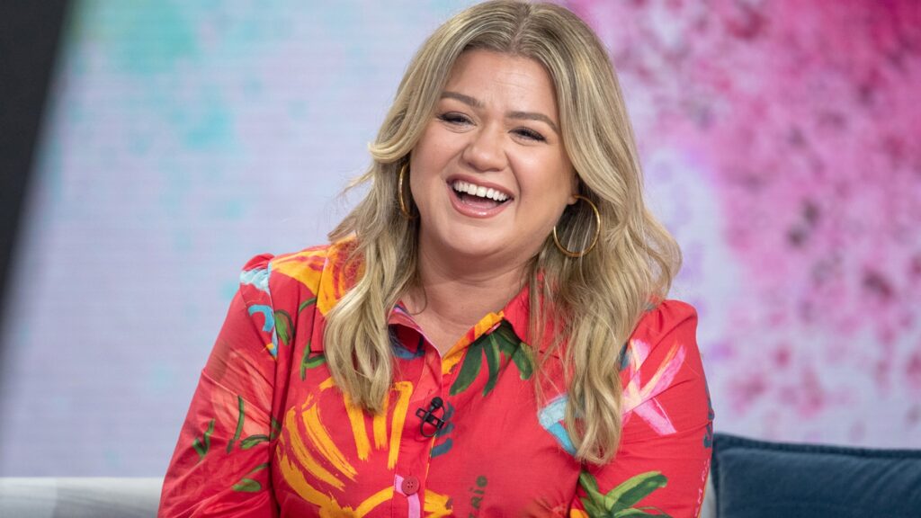 kelly-clarkson-shuts-down-rumored-‘beef’-with-carrie-underwood:-‘we-don’t-know-each-other’