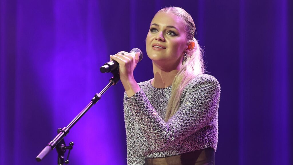 kelsea-ballerini-pauses-concert-after-being-hit-in-the-face-with-object:-‘don’t-throw-things’