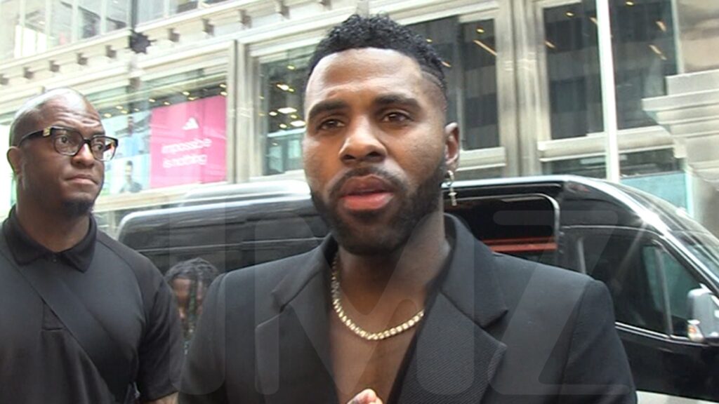 jason-derulo-says-celebs-should-stop-taking-pics-with-fan-thrown-phones