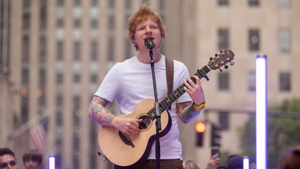 ed-sheeran-surprises-kids-at-recital,-performs-with-them-in-boston