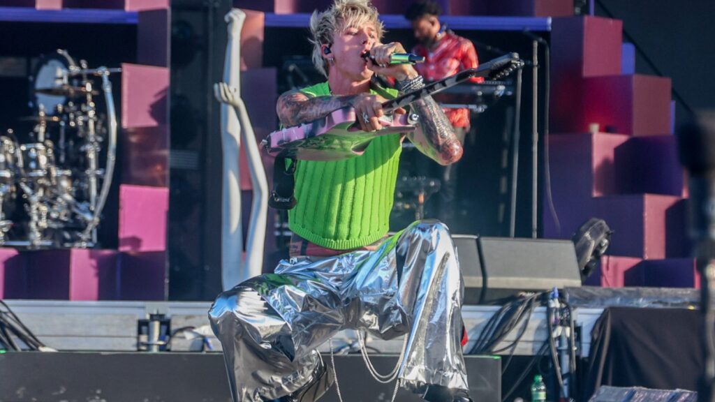 machine-gun-kelly-covers-don-omar-(and-speaks-perfect-spanish)-during-madrid-fest