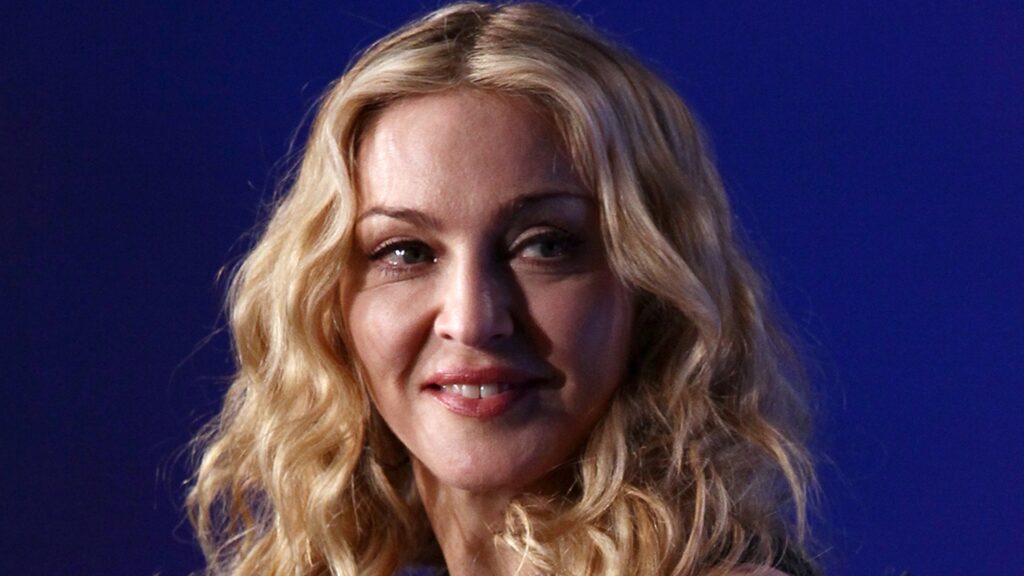 madonna-takes-a-walk-in-nyc-following-medical-emergency
