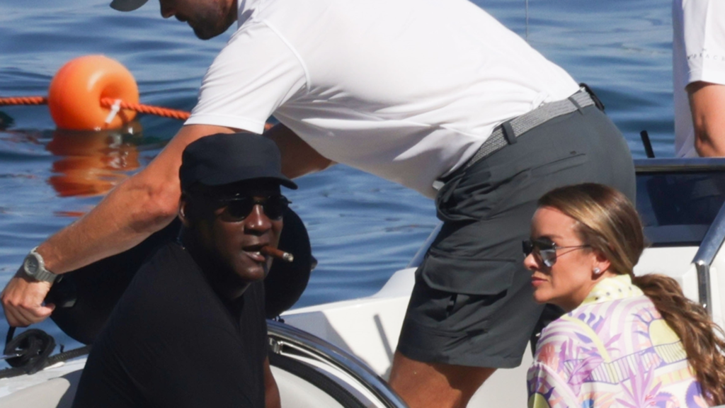 michael-jordan-puffs-cigar-on-boat-in-italy,-carefree-after-‘traumatizing’-larsa