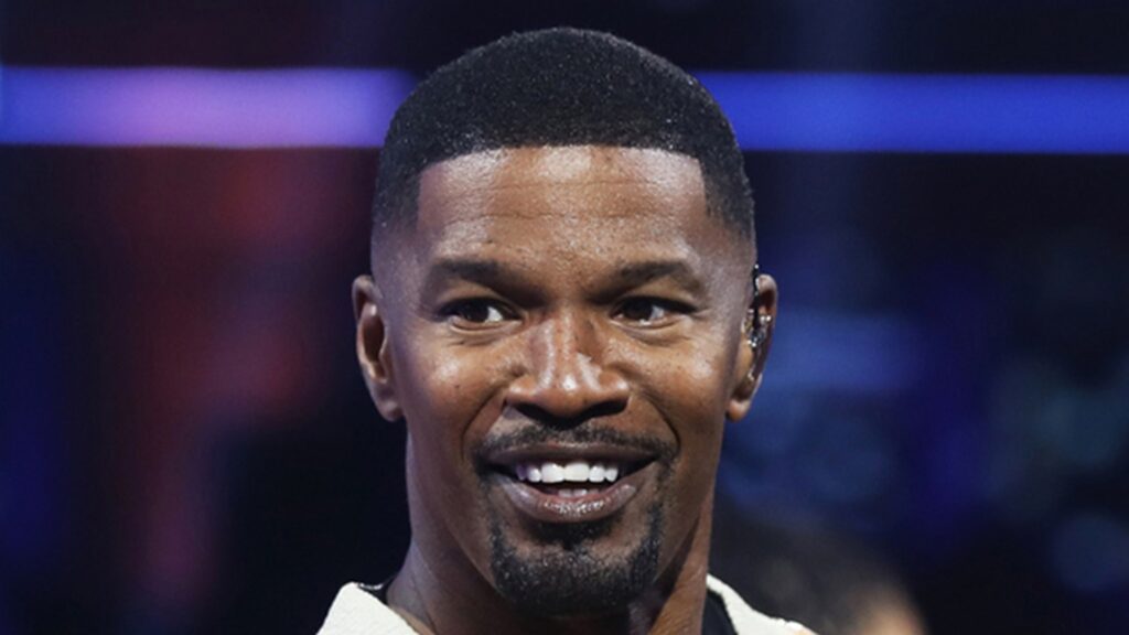 jamie-foxx-looks-strong-playing-pickleball-in-chicago