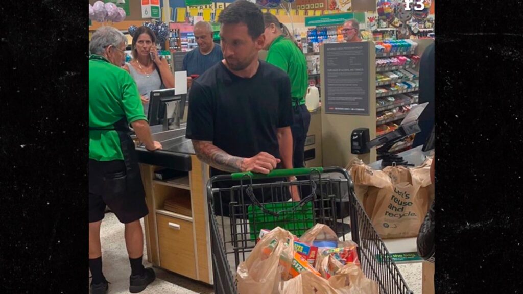 lionel-messi-shops-for-cereal-at-publix-after-move-to-miami