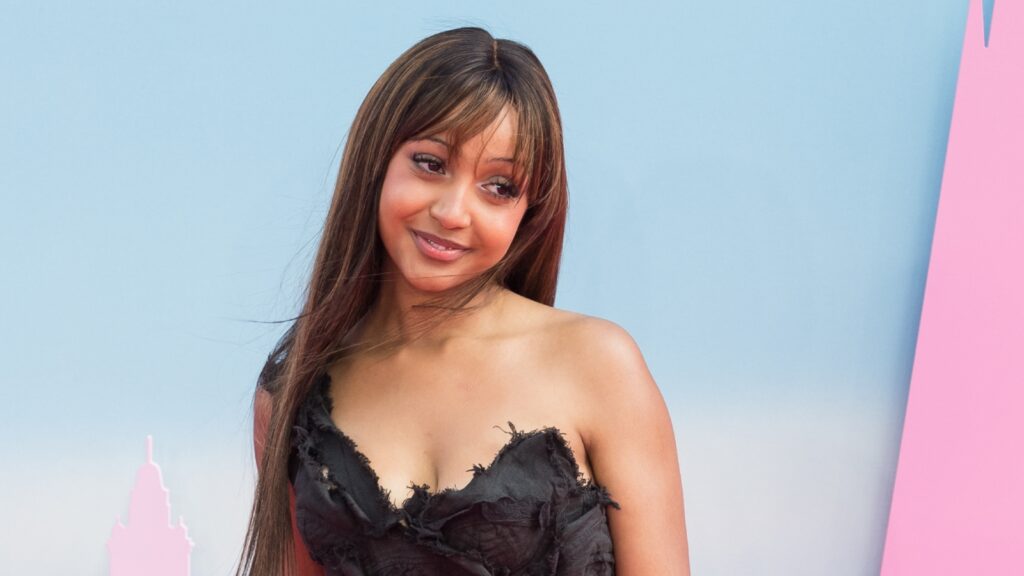 pinkpantheress-can’t-pick-up-right-now-in-new-song-‘turn-your-phone-off’-with-destroy-lonely