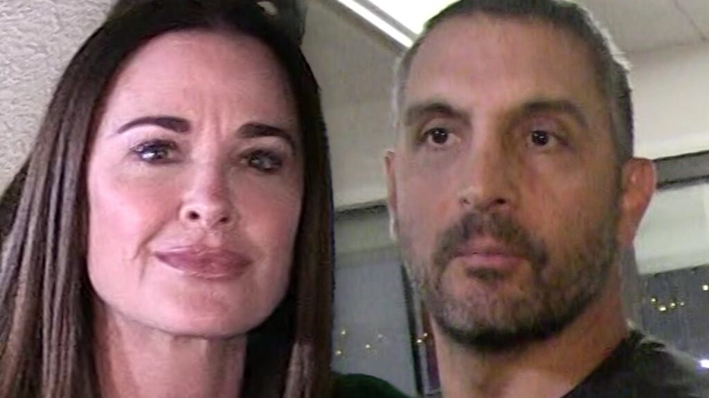 kyle-richards-jokes-with-mauricio-umansky-on-instagram-after-split