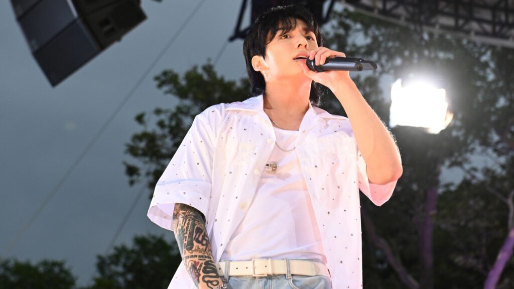 jung-kook-withstands-the-rain-to-save-‘good-morning-america’-performance