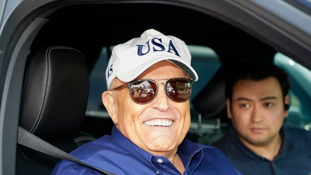 rudy-giuliani-shows-up-at-suspected-gilgo-beach-killer’s-home-with-big-smile