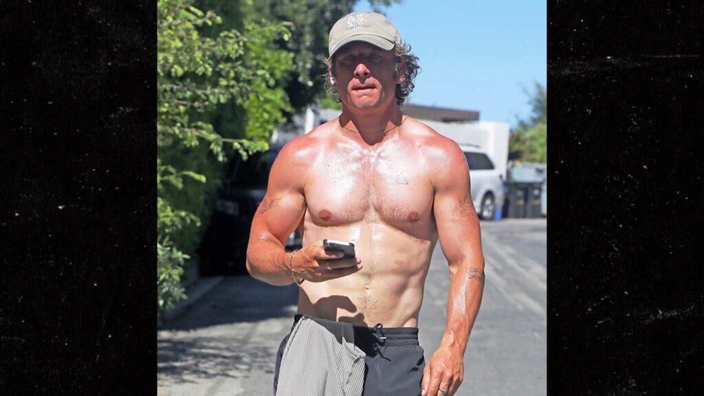 ‘the-bear’-star-jeremy-allen-white-looks-ripped-on-morning-hike