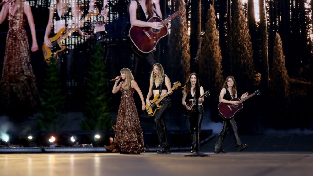 see-taylor-swift-debut-‘no-body,-no-crime’-live-with-haim-in-seattle