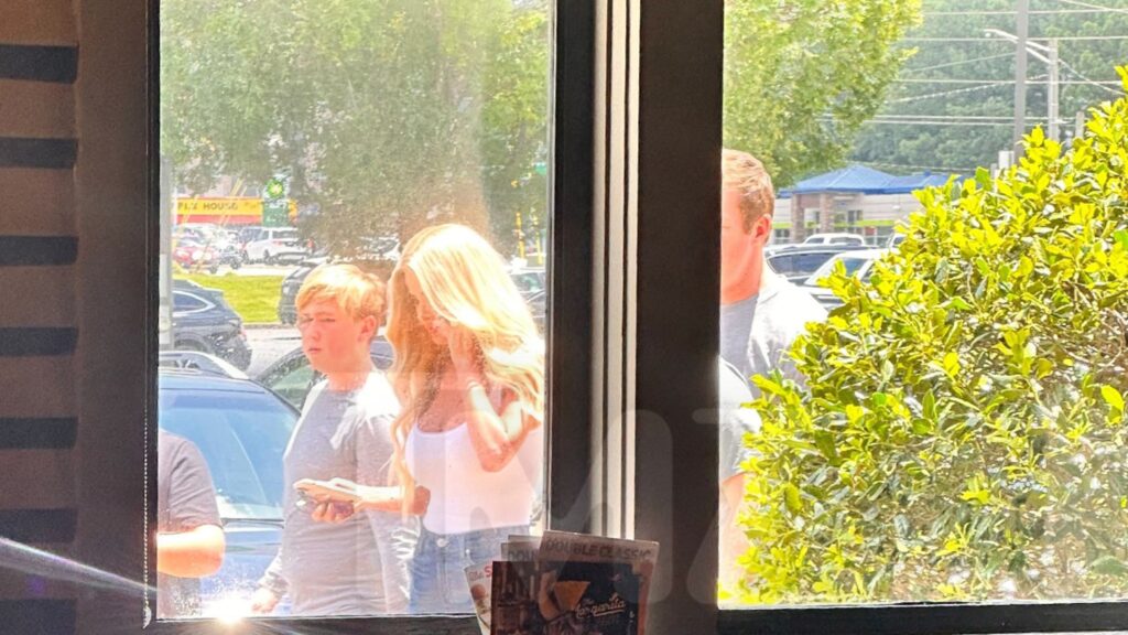 kim-zolciak,-kroy-biermann-hit-chili’s-with-family-amid-renewed-drama