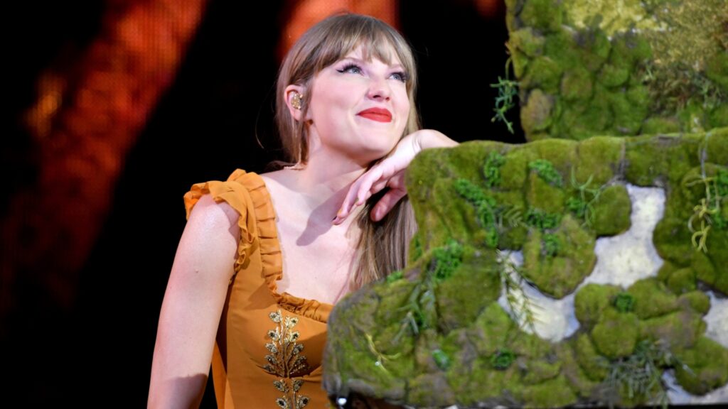 drive-in-theater-says-taylor-swift-used-its-screen-in-a-lyric-video.-its-owner-wants-kudos