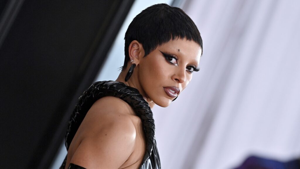 doja-cat-started-a-war-with-her-own-stans.-now,-they’re-jumping-ship