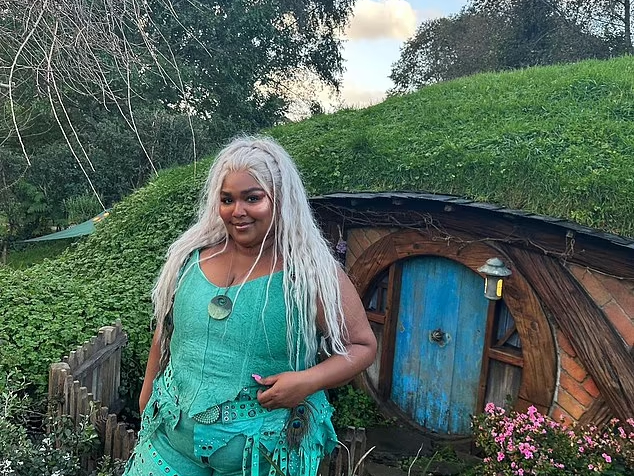 lizzo-performs-‘lord-of-the-rings’-theme-dressed-as-legolas-during-hobbiton-visit