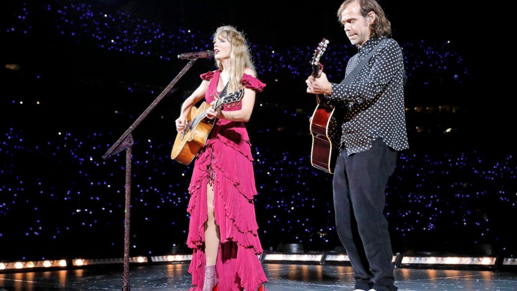 see-taylor-swift-debut-‘right-where-you-left-me’-live-with-aaron-dessner-in-santa-clara