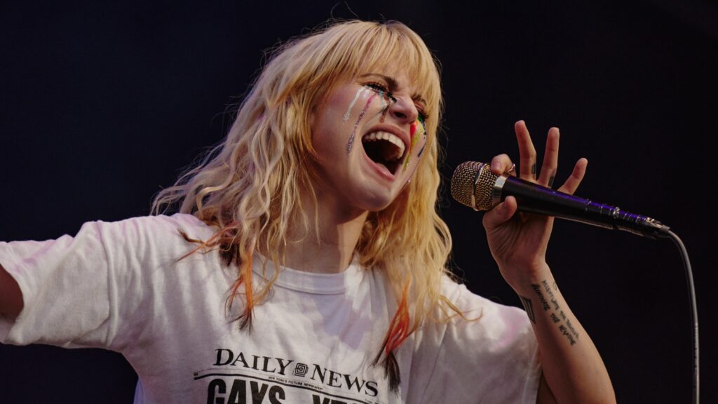paramore’s-hayley-williams-reminds-‘internet-bros’-that-hating-her-won’t-make-rock-acts-love-them