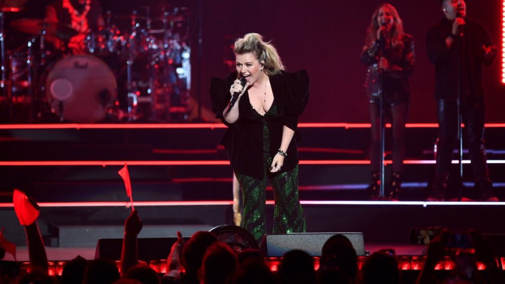 kelly-clarkson-lays-down-the-law:-if-you-throw-something-at-her,-make-sure-it’s-a-diamond