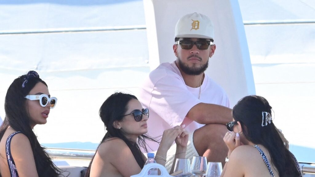 devin-booker-parties-on-yacht-with-bikini-clad-girls