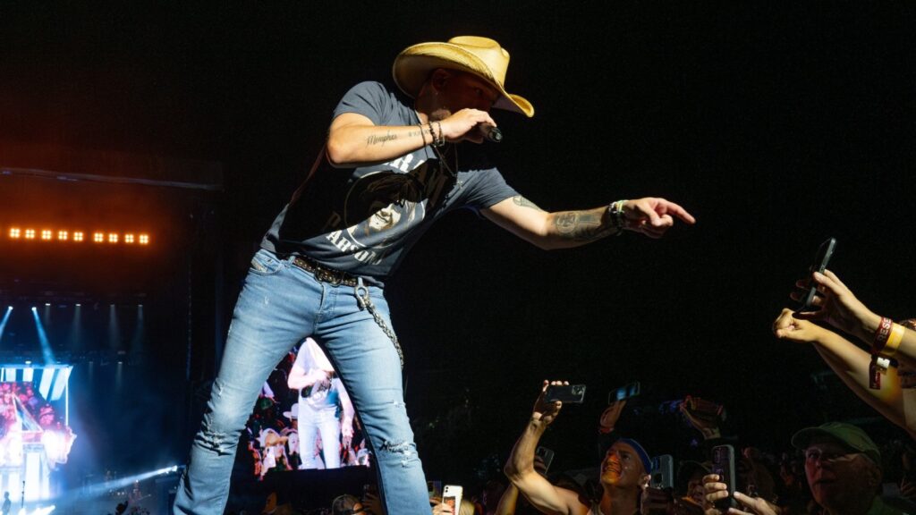 jason-aldean-turns-‘small-town’-fear-mongering-into-the-number-one-song-in-the-nation