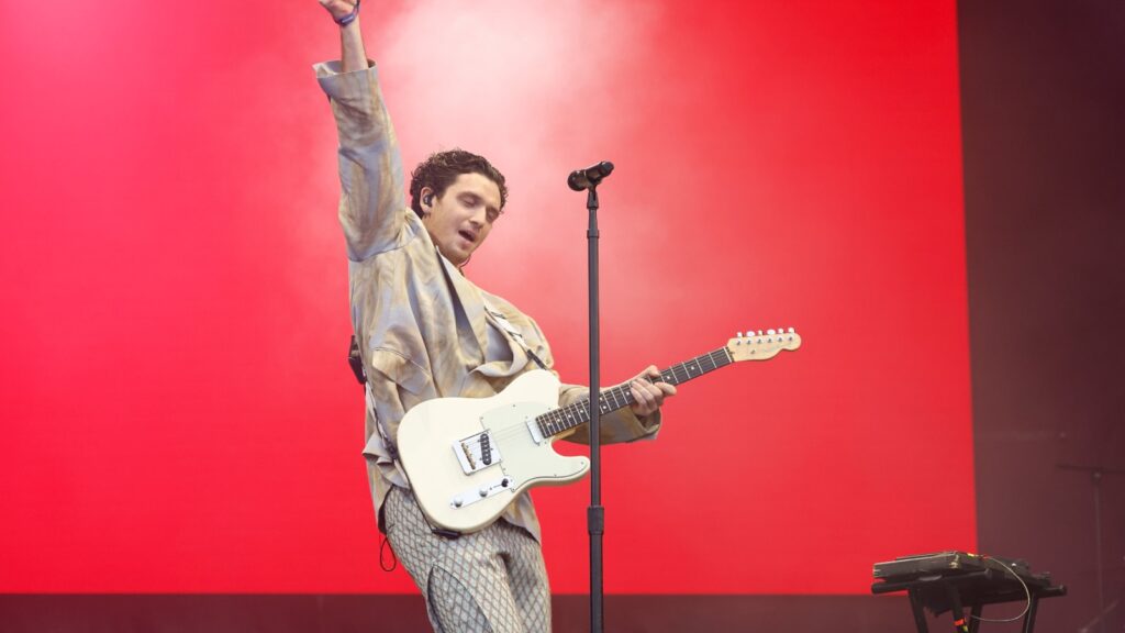 lauv-is-head-over-heels-on-new-song-‘love-u-like-that’