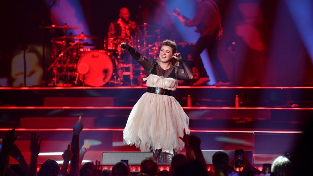 kelly-clarkson-turns-‘piece-by-piece’-into-an-empowering,-post-divorce-anthem