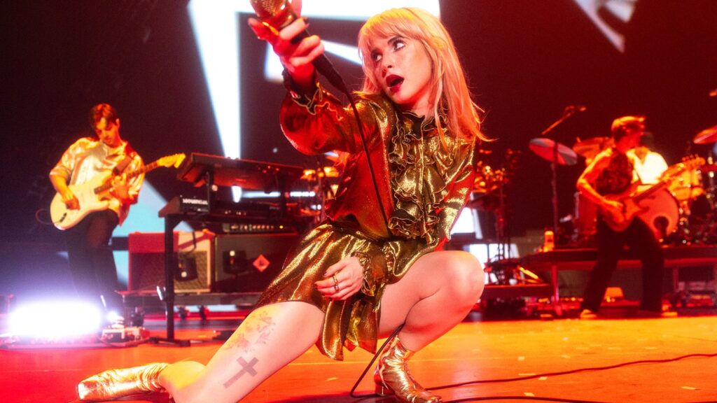 paramore-hands-mic-over-to-stephen-curry-for-‘misery-business’-in-san-fransisco