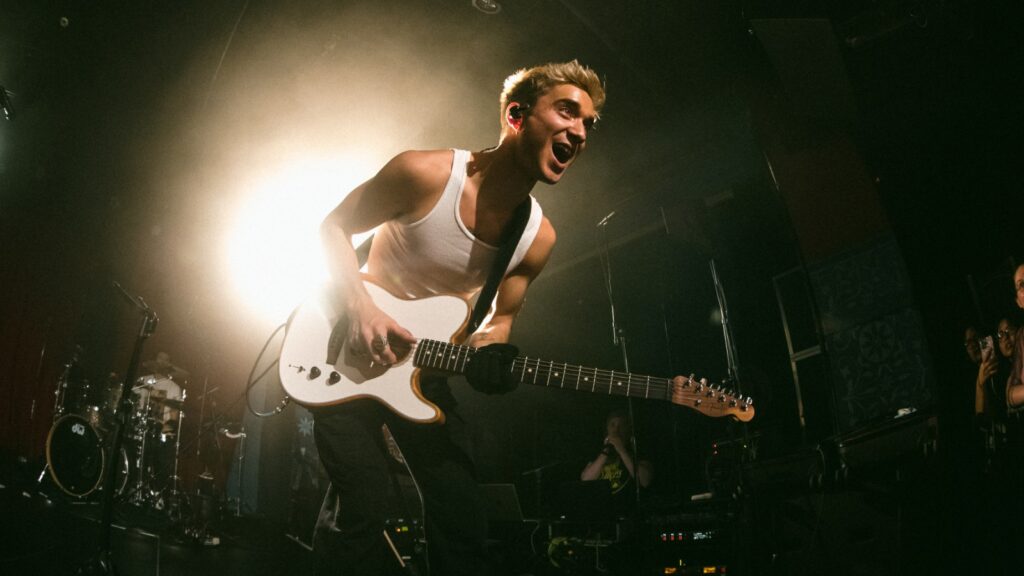 daniel-seavey-surprise-releases-‘dancing-in-the-dark’-ep