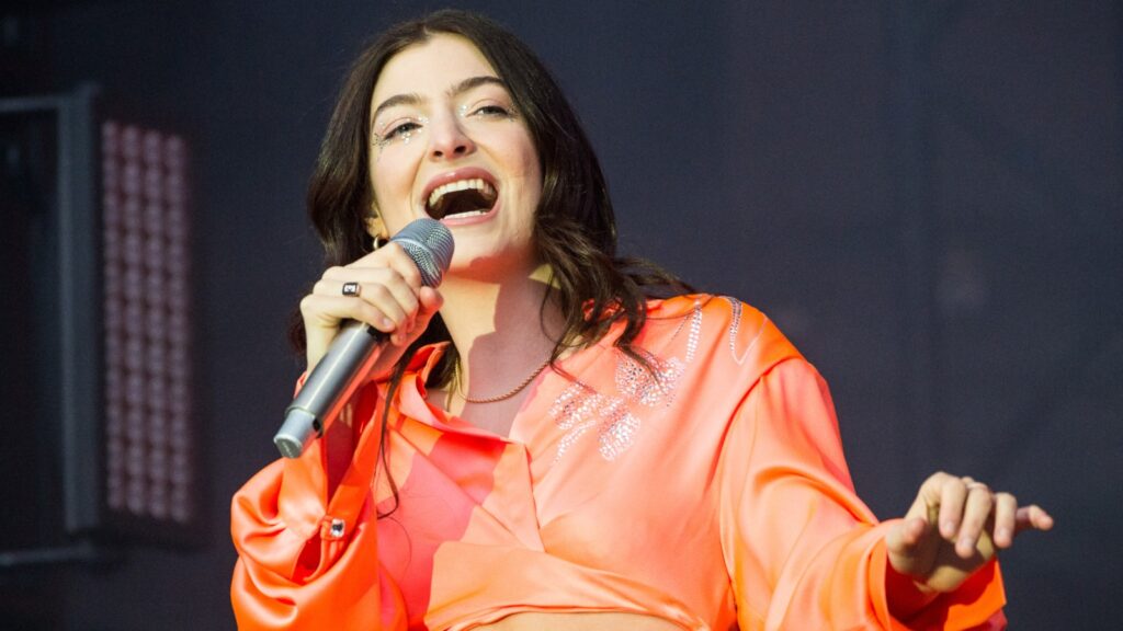 lorde-teased-two-unreleased-songs-at-uk-festival