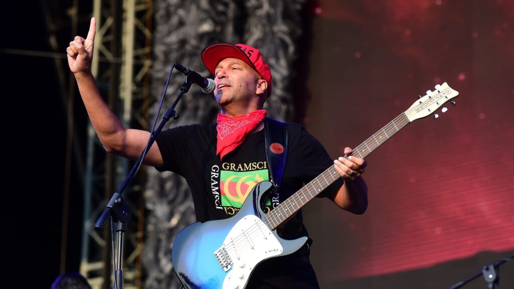 watch-tom-morello-perform-‘this-land-is-my-land’-on-hollywood-picket-line
