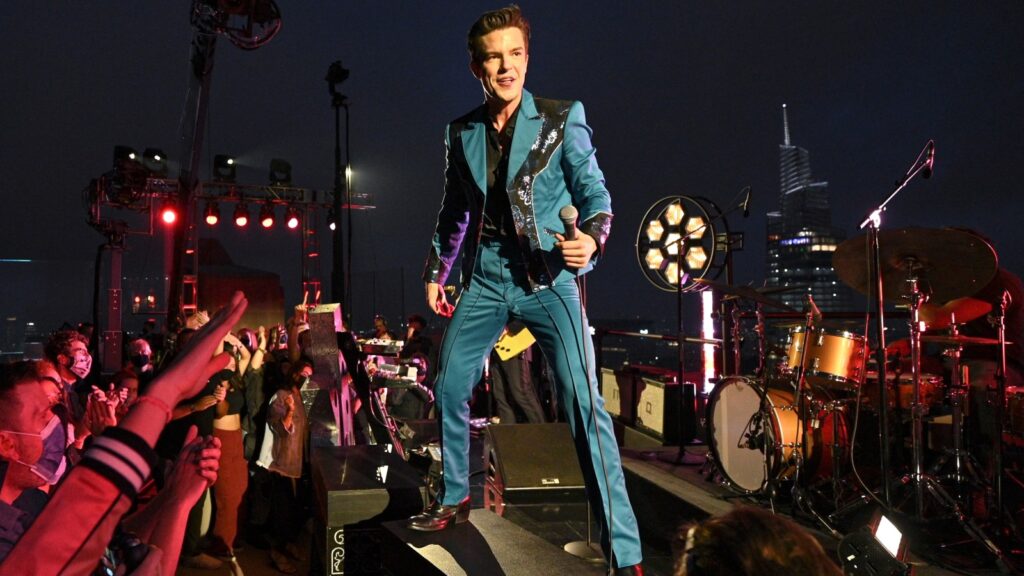 the-killers-apologize-for-bringing-russian-fan-onstage-in-georgia