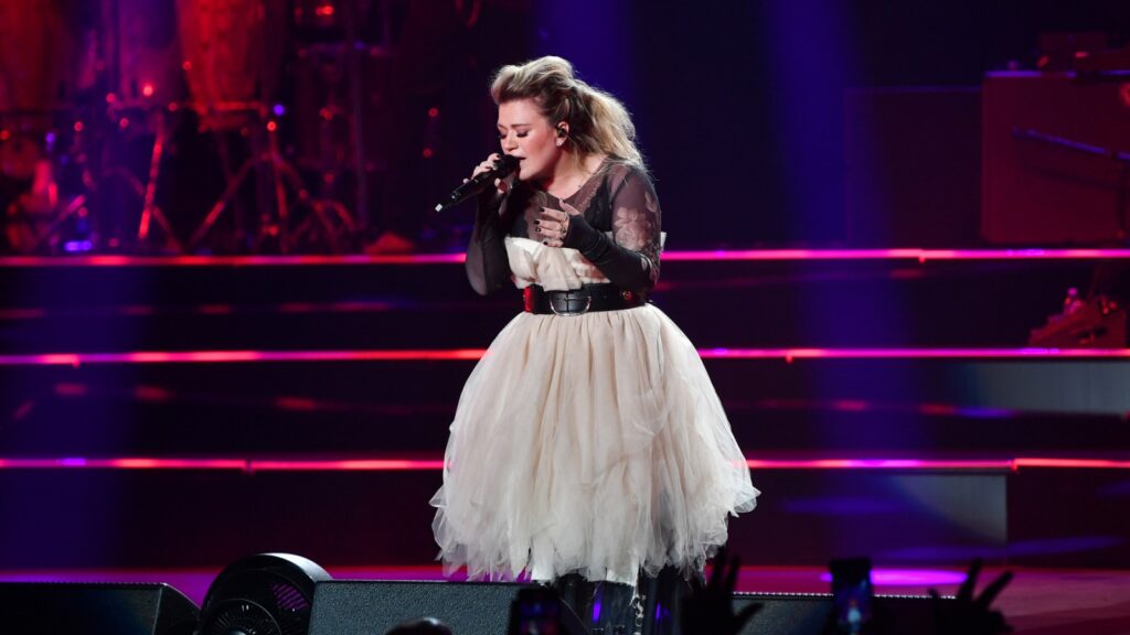 kelly-clarkson’s-children-make-special-onstage-appearance-during-las-vegas-residency