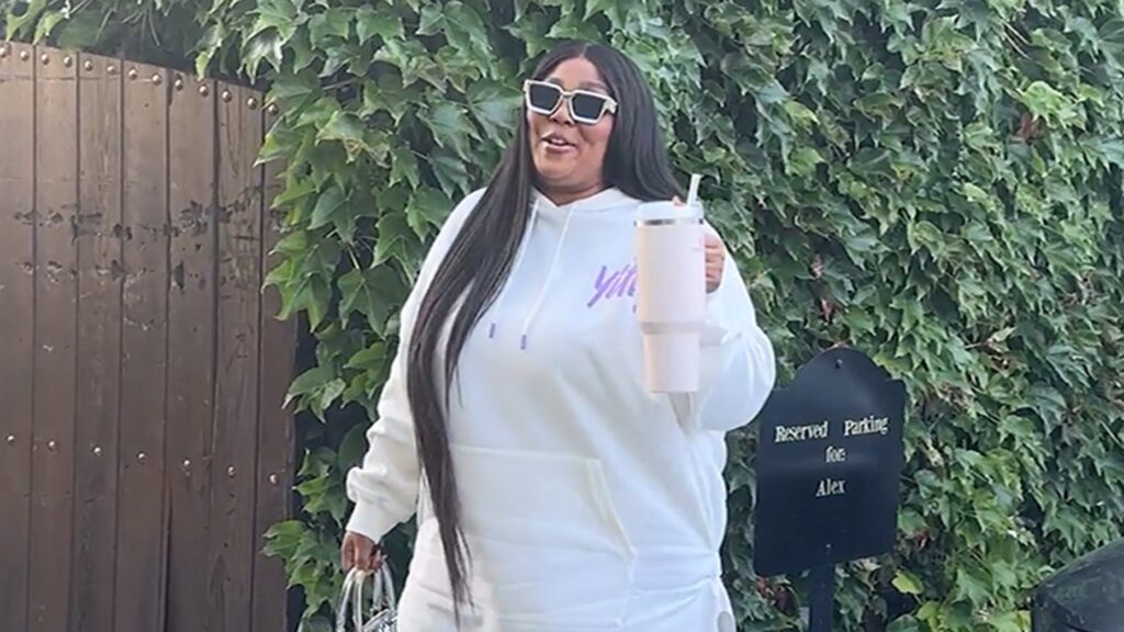 lizzo-spotted-for-first-time-since-being-sued-by-backup-dancers,-gives-update