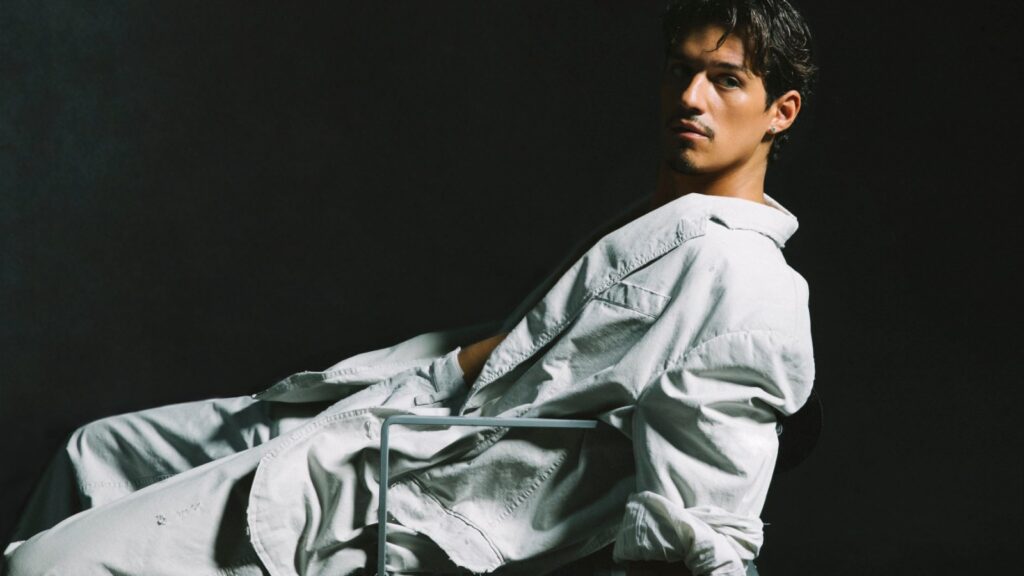 omar-apollo-leaves-home-in-search-of-healing-on-new-single-‘ice-slippin’
