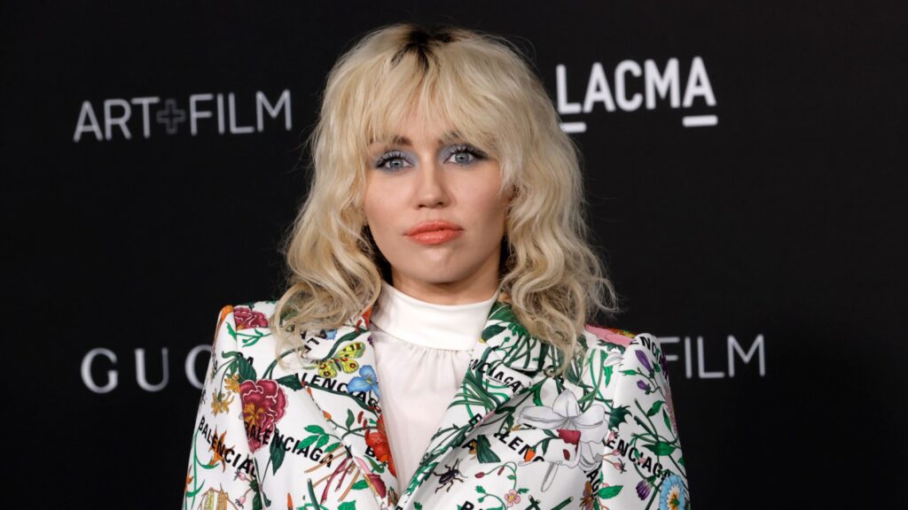 miley-cyrus-says-she-was-unaware-of-sinead-o’connor’s-‘fragile-mental-state’-during-‘wrecking-ball’-dispute