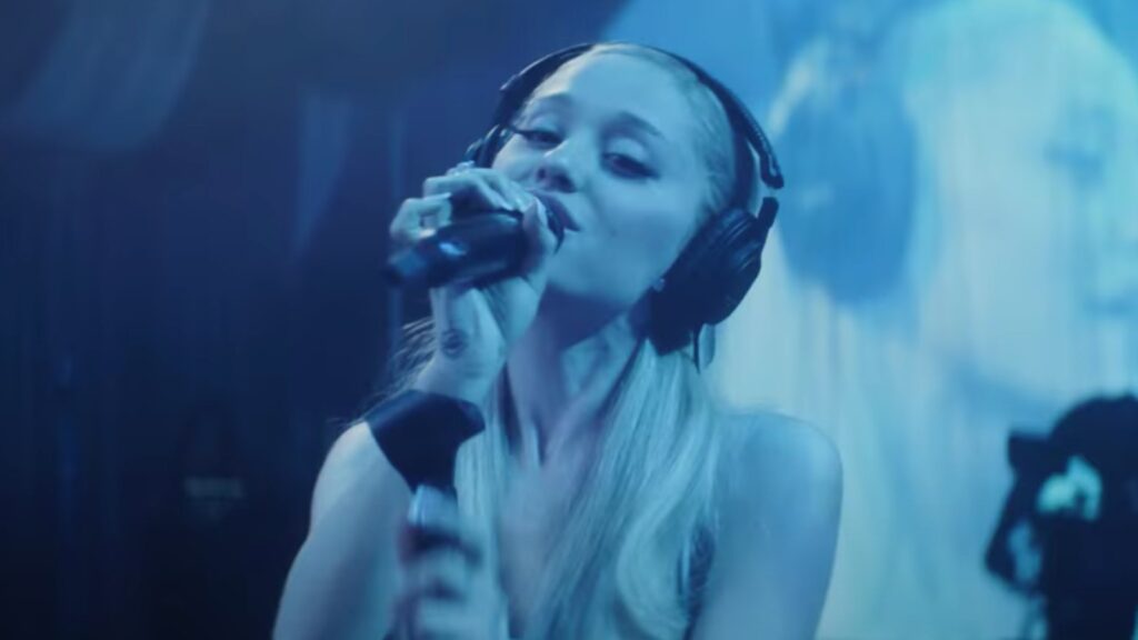 ariana-grande-shares-‘baby-i’-live-performance-from-london