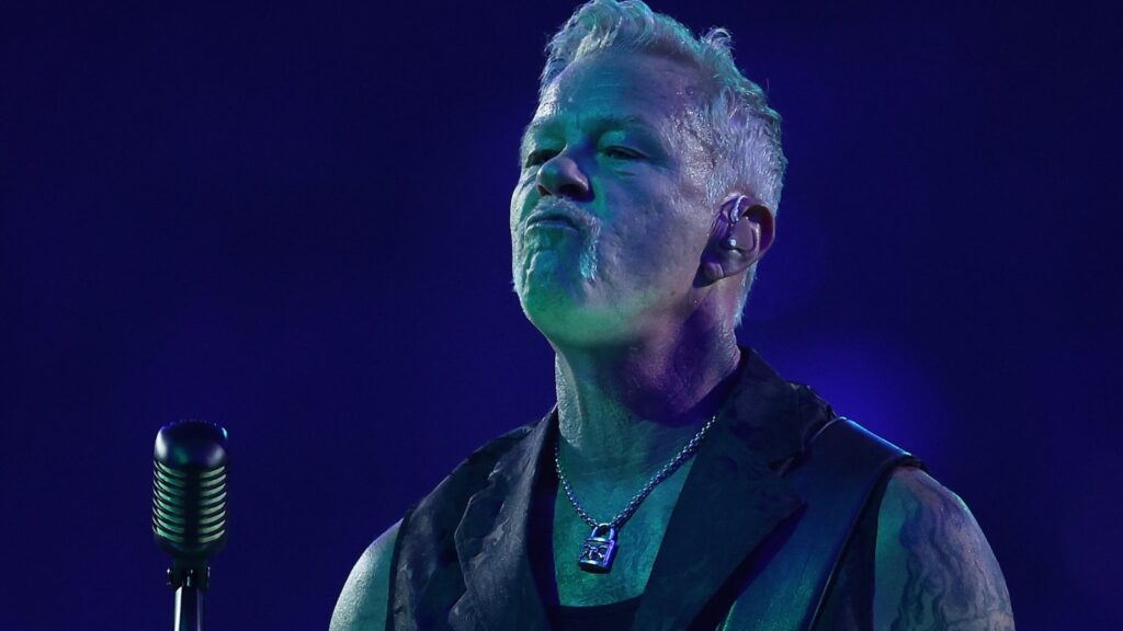 metallica-postpone-arizona-show-as-‘covid-has-caught-up-with’-james-hetfield