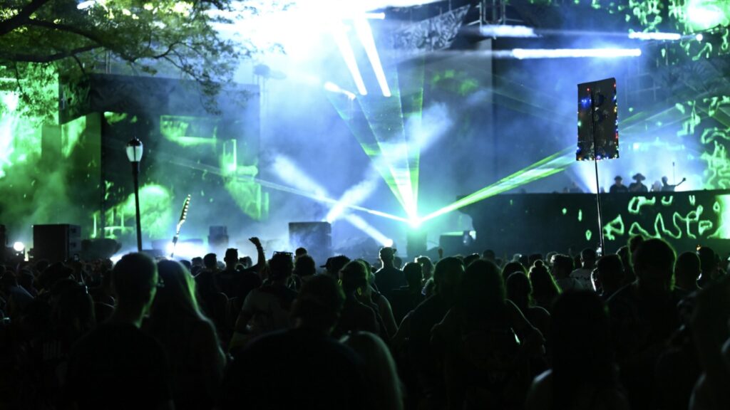 electric-zoo-fans-storm-gates-as-festival-maxes-out