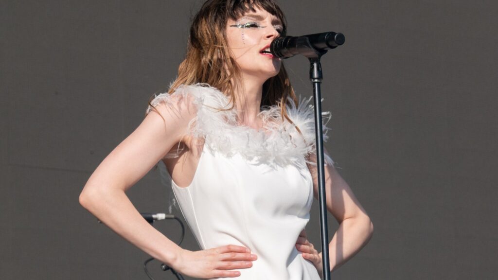 chvrches’-lauren-mayberry-makes-solo-live-debut,-covers-madonna’s-‘like-a-prayer’