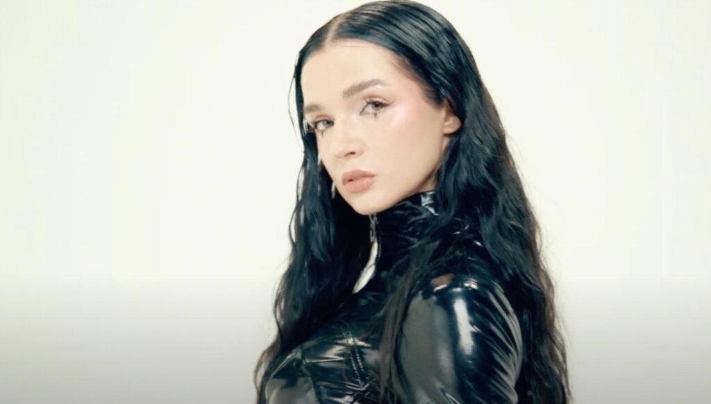 poppy-mounts-‘motorbike’-in-revved-up-new-single