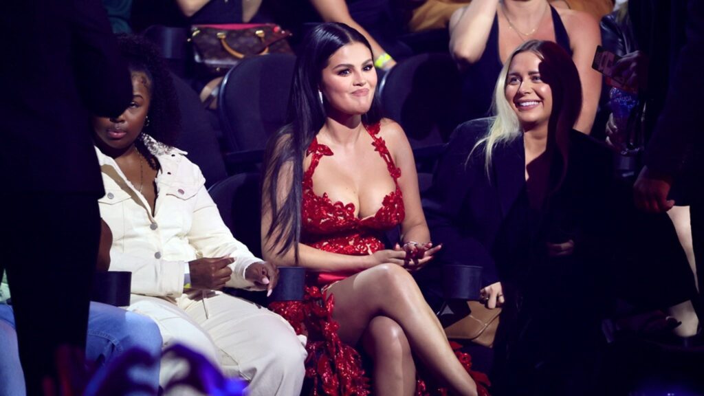 selena-gomez-claps-back-after-viral-face-reaction-to-chris-brown-at-vmas