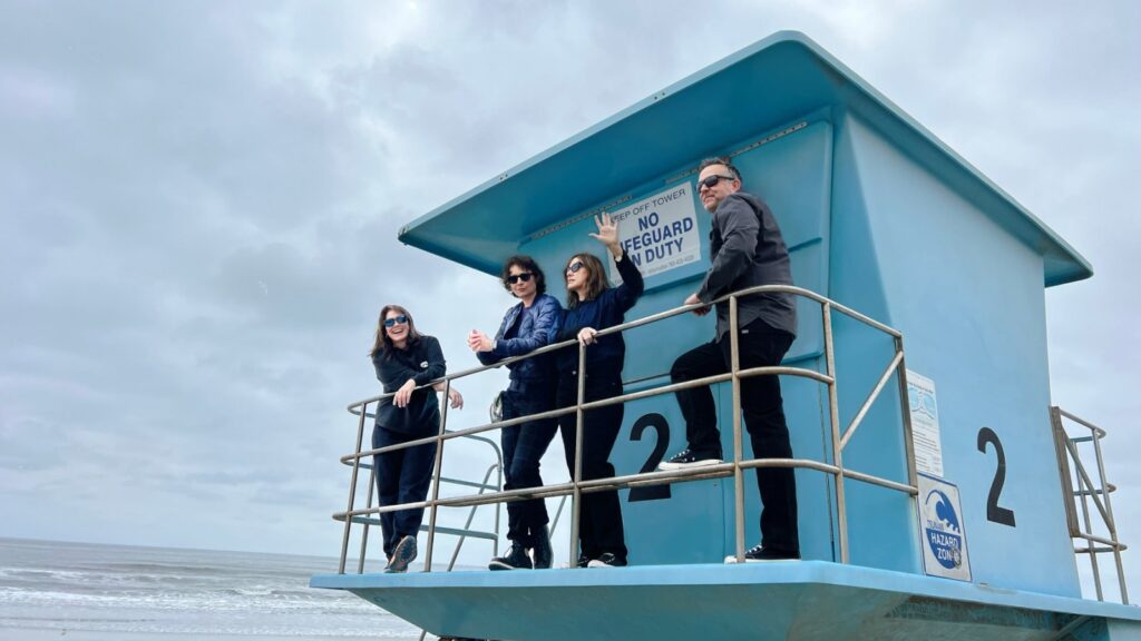 the-breeders-and-j-mascis-deliver-consecrated-alt-rock-on-‘divine-mascis’