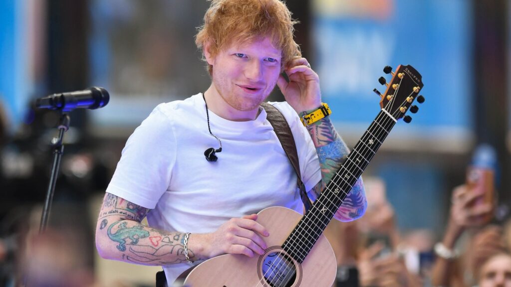 see-ed-sheeran-confound-courteney-cox-by-serenading-her-with-‘friends’-inspired-song