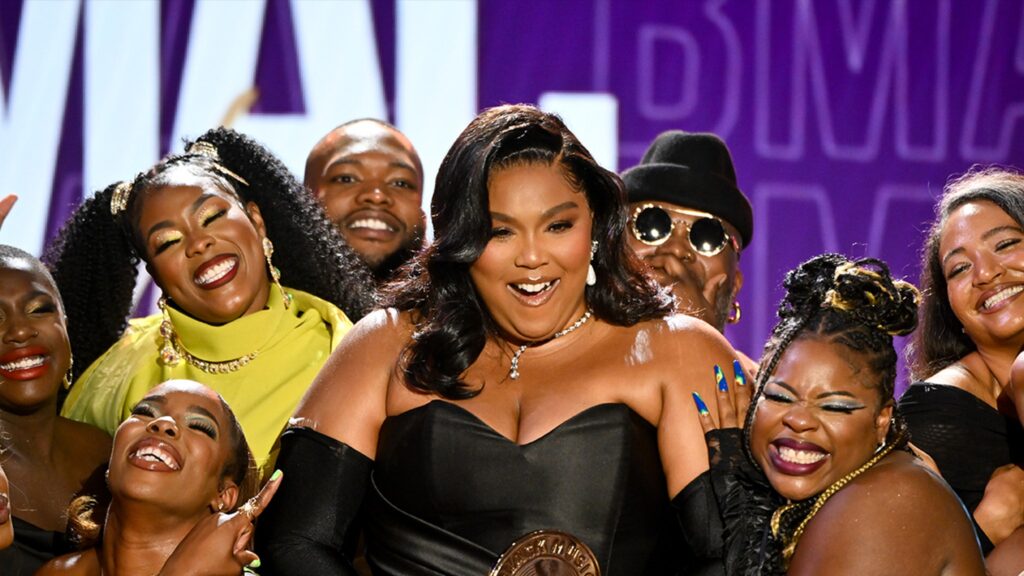 lizzo-accepts-humanitarian-award-surrounded-by-black-plus-sized-women