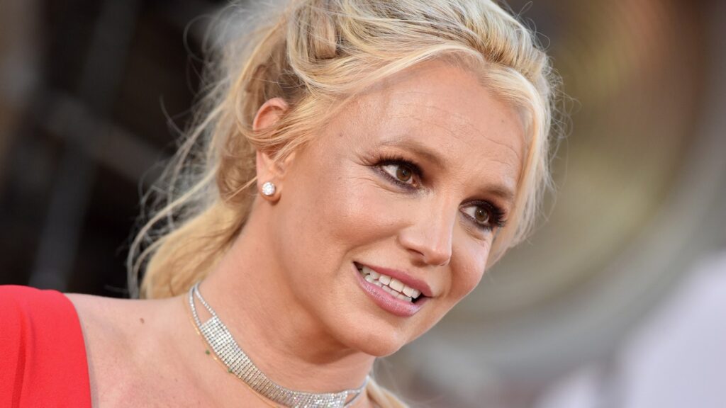 britney-spears-swears-she-is-dancing-with-fake-knives:-‘no-one-needs-to-call-the-police’