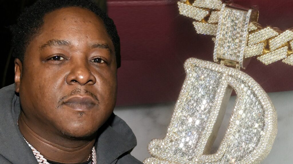 jadakiss-reps-d-block-label-with-$200k-diamond-emerald-chain